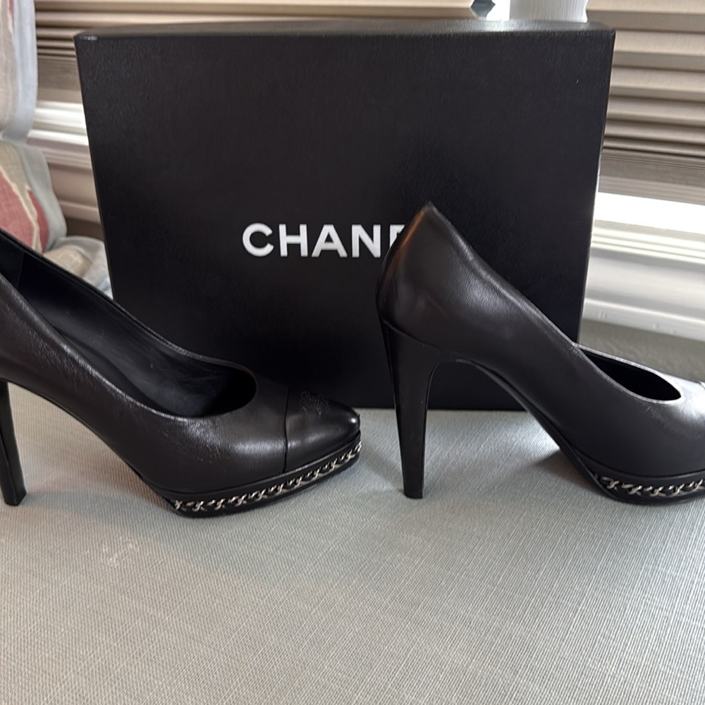 Gently worn Chanel platform pump - Picture 4 of 5